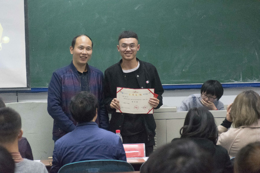 院长张靖与特等奖学员合影留念