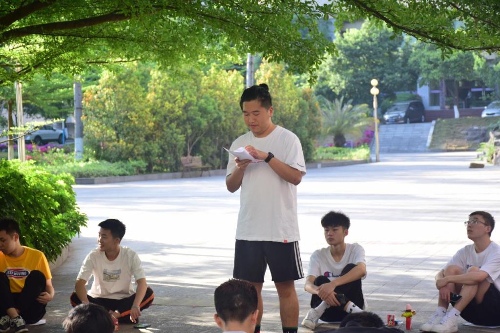 主持人介绍本次交流会的初衷、内容和意义