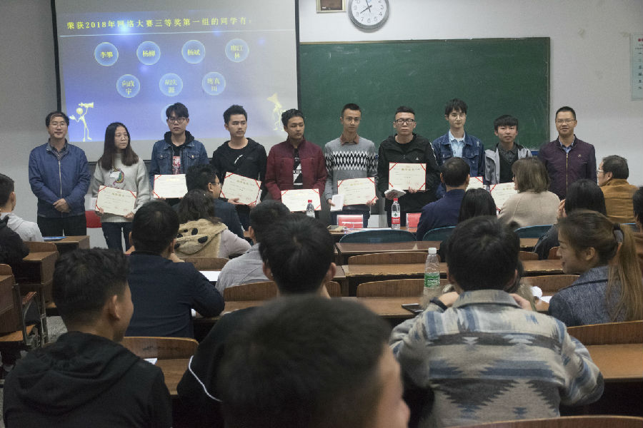 张清学、林宗兵与获奖同学合影留念