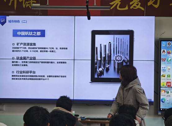 电脑萤幕的一群人 AI 生成的内容可能不正确。