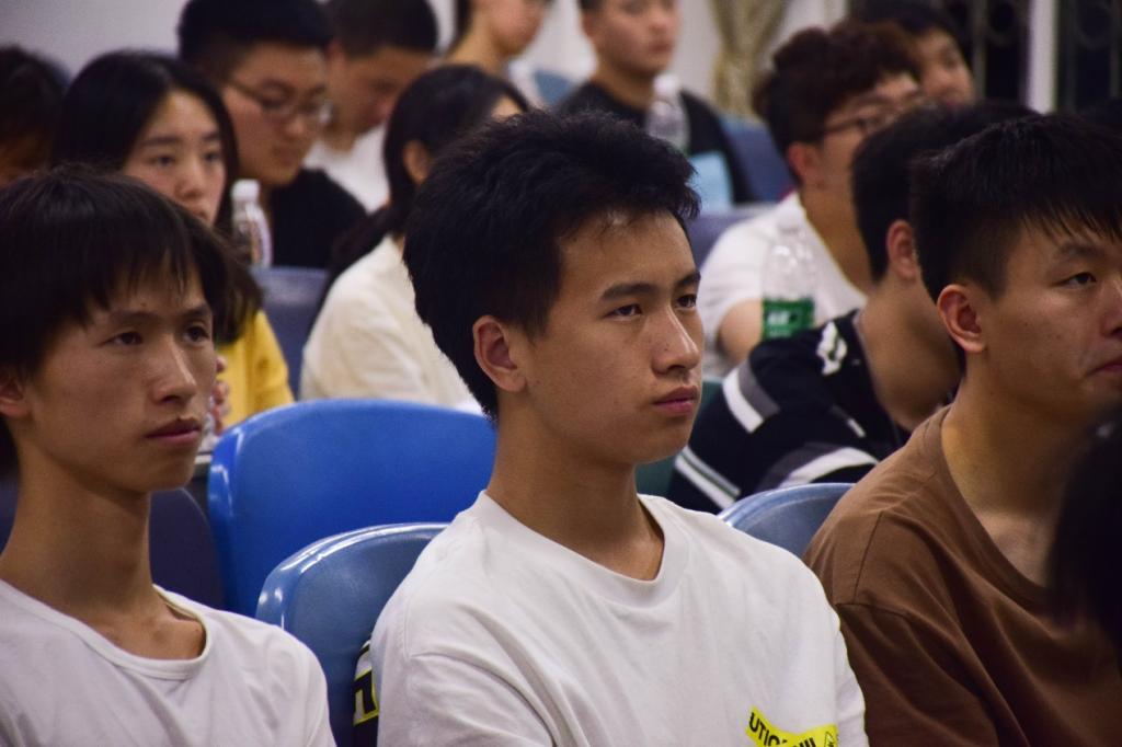 干部认真听见